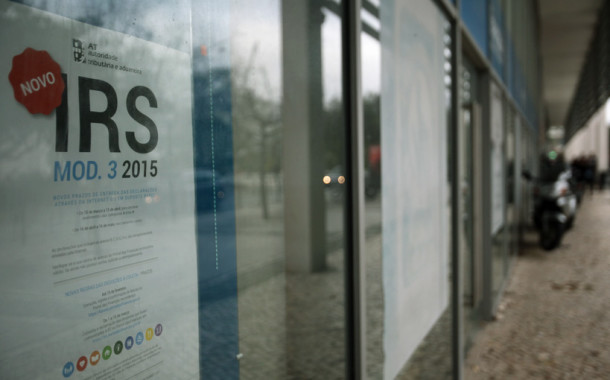 IRS: Contribuintes com reembolsos inferiores a simulações devem entregar nova declaração; Finanças dizem que foi “erro” do sistema “sistema”
