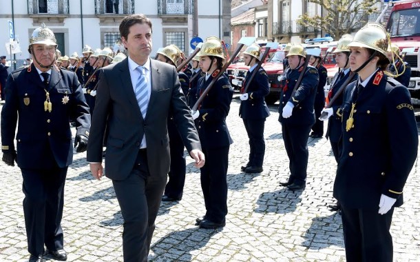 ‘Voluntários’ de Braga recebem ‘prenda’ de 15 mil euros da Câmara no dia em que apagam 139 'velinhas'