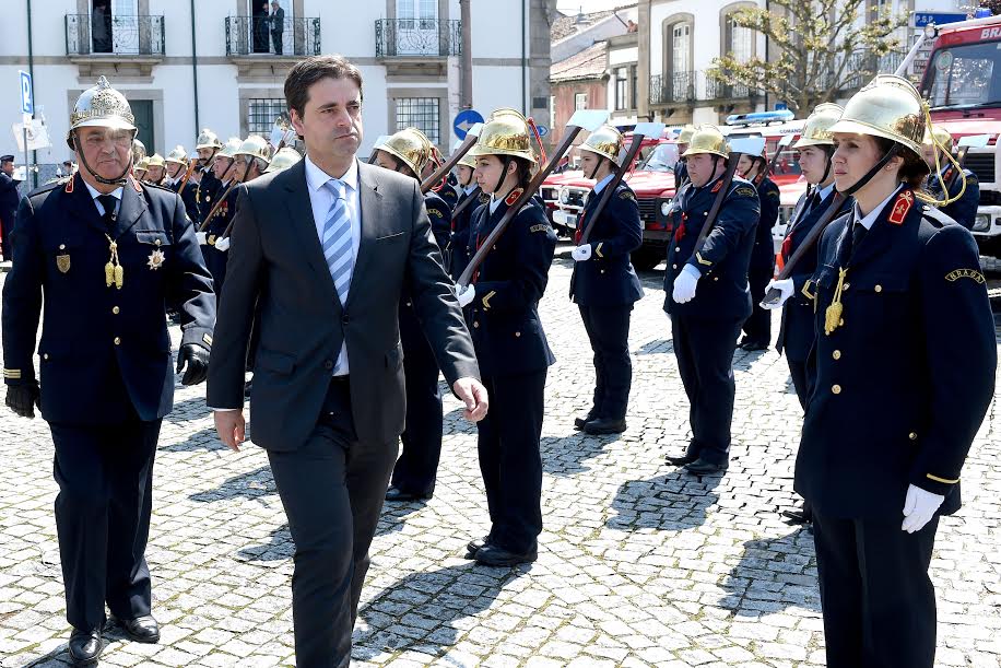 ‘Voluntários’ de Braga recebem ‘prenda’ de 15 mil euros da Câmara no dia em que apagam 139 'velinhas'