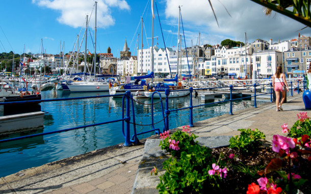 Dois portugueses acusados de violação na ilha de Guernsey deportados para Portugal