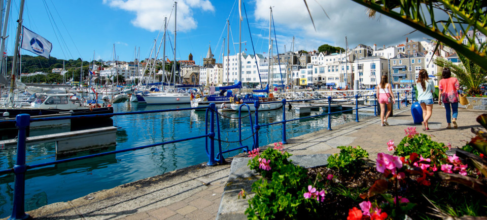 Dois portugueses acusados de violação na ilha de Guernsey deportados para Portugal