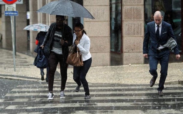 Fim-de-semana com muita chuva, vento e descida da temperatura