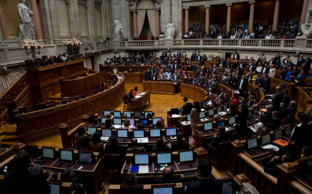 Parlamento aprova barrigas de aluguer e Procriação Medicamente Assistida com ajuda da Passos Coelho