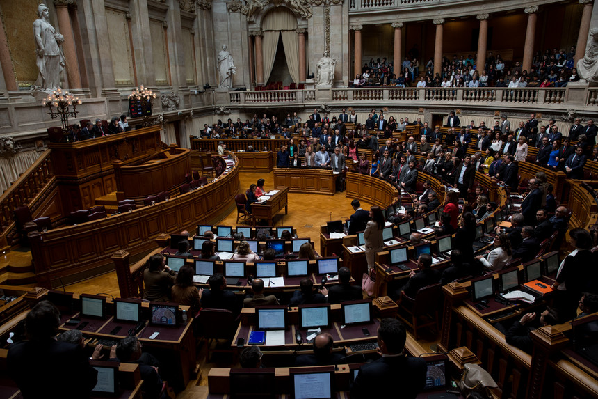 Parlamento aprova barrigas de aluguer e Procriação Medicamente Assistida com ajuda da Passos Coelho