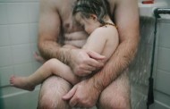 O acto de amor de um pai que o Facebook censurou. A polémica de uma fotografia