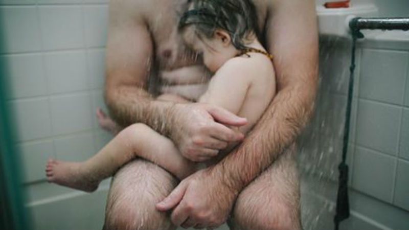O acto de amor de um pai que o Facebook censurou. A polémica de uma fotografia