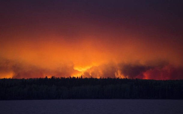 Campos petrolíferos evacuados no oeste do Canadá devido a incêndios; 100 mil pessoas já abandonaram a região