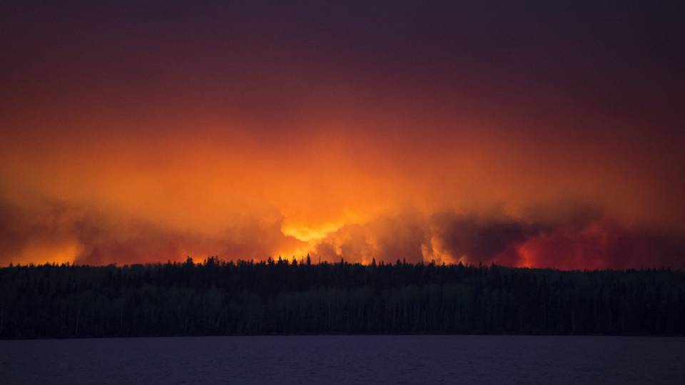 Campos petrolíferos evacuados no oeste do Canadá devido a incêndios; 100 mil pessoas já abandonaram a região