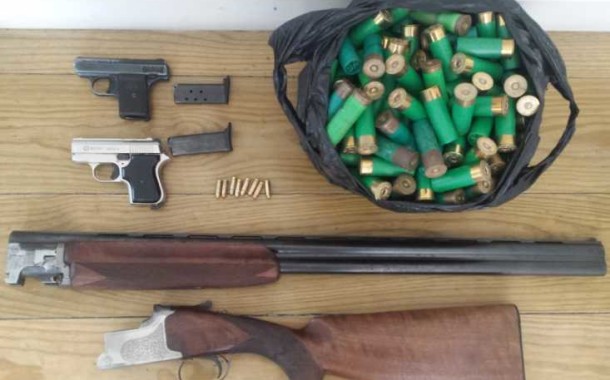Três armas apreendidas a septuagenário após denúncia de violência doméstica em Paradela