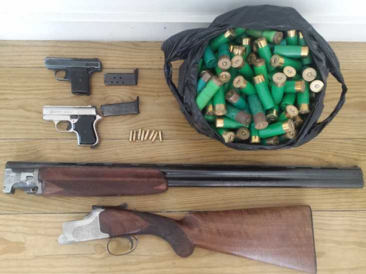 Três armas apreendidas a septuagenário após denúncia de violência doméstica em Paradela