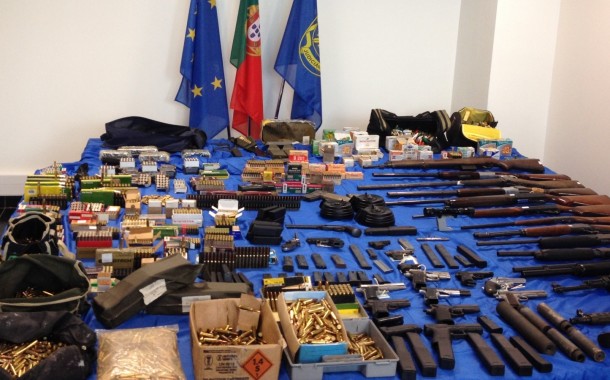 PJ detém 11 pessoas por tráfico de armas de guerra, shotguns e carabinas