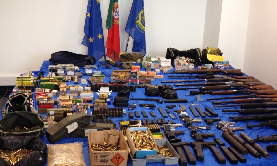 PJ detém 11 pessoas por tráfico de armas de guerra, shotguns e carabinas