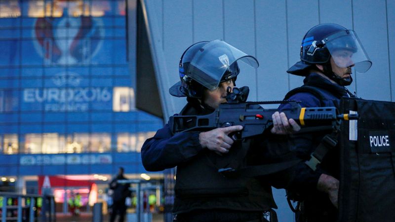 Euro 2016: segurança da selecção nacional com licença para disparar; detido francês que planeava atentados