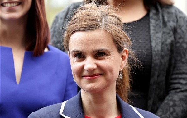 Brexit: Morreu deputada britânica baleada e esfaqueada na rua; campanhas do referendo suspensas