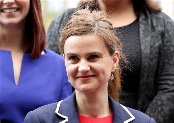Brexit: Morreu deputada britânica baleada e esfaqueada na rua; campanhas do referendo suspensas