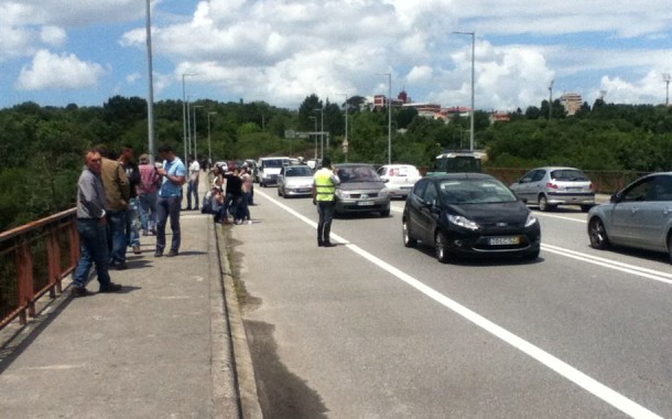 Padeira de Barcelos atira-se de ponte do Cávado com filho ao colo; Criança de 6 anos ainda desaparecida (EM ACTUALIZAÇÃO)