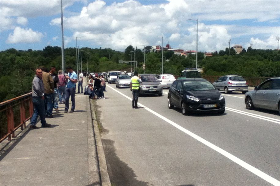 Padeira de Barcelos atira-se de ponte do Cávado com filho ao colo; Criança de 6 anos ainda desaparecida (EM ACTUALIZAÇÃO)
