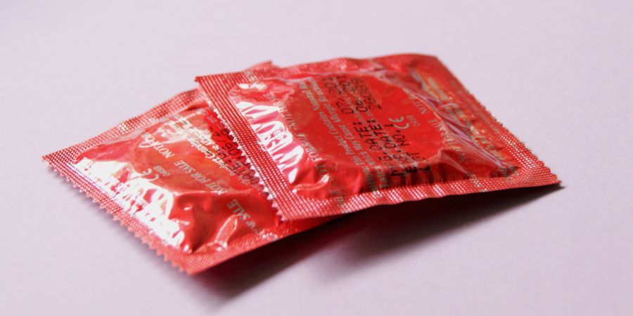 Homens usam menos vezes preservativo quanto acham a parceira bonita