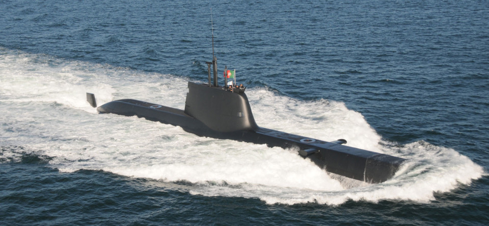 Submarino português Tridente ficou preso nas redes de um barco de pesca francês!