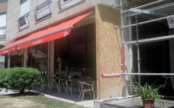 Assaltantes arrombam porta de pastelaria de Braga com carrinha e levam máquina de tabaco