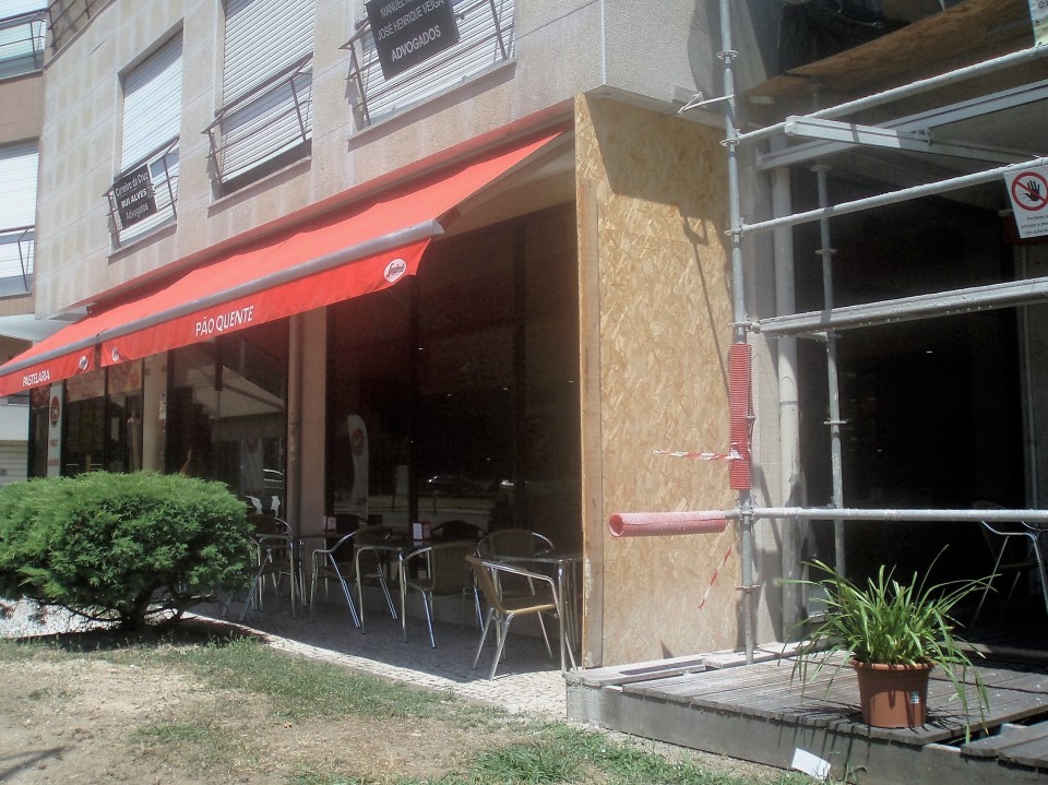 Assaltantes arrombam porta de pastelaria de Braga com carrinha e levam máquina de tabaco