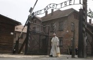 Papa quebra silêncio em Auschwitz com palavras escritas: “Perdão por tanta crueldade”