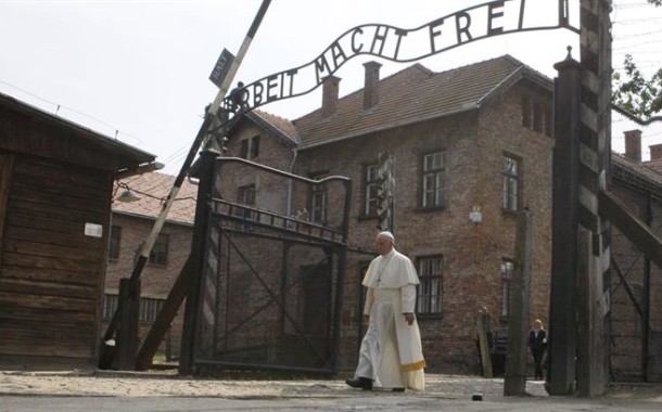 Papa quebra silêncio em Auschwitz com palavras escritas: “Perdão por tanta crueldade”