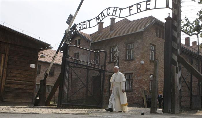 Papa quebra silêncio em Auschwitz com palavras escritas: “Perdão por tanta crueldade”