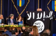 Depois da bandeira nazi e das cuecas, José Manuel Coelho mostra bandeira do EI no parlamento da Madeira; Marcelo assistiu