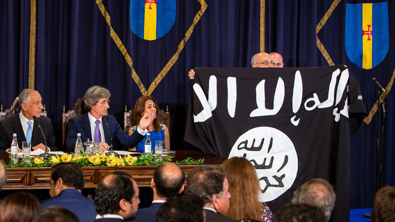 Depois da bandeira nazi e das cuecas, José Manuel Coelho mostra bandeira do EI no parlamento da Madeira; Marcelo assistiu