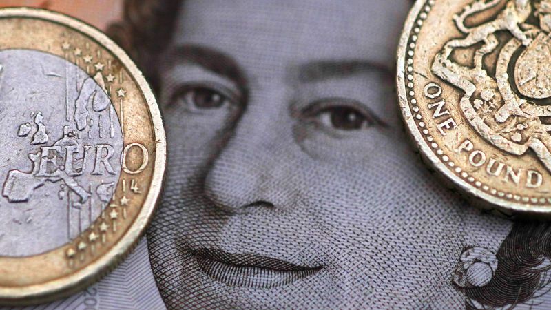 Brexit: Libra cai para valor mais em 31 anos