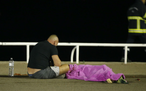 Ataque terrorista em Nice faz 84 mortos e 18 feridos em estado crítico; não há registo de vítimas portuguesas