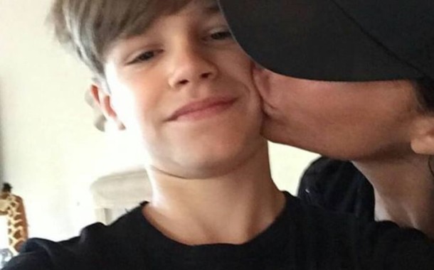 Filho de Victoria Beckham defende a mãe nas redes sociais