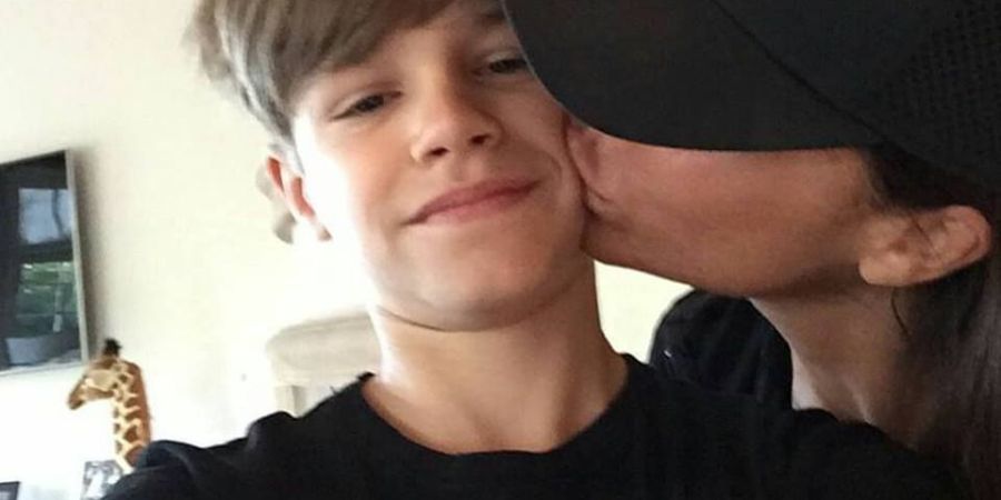 Filho de Victoria Beckham defende a mãe nas redes sociais