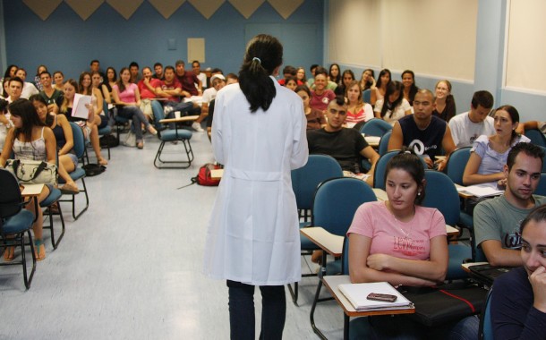 Há mais 500 professores contratados nas escolas, diz o ministério