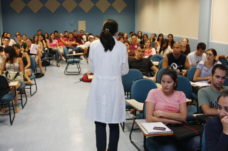 Há mais 500 professores contratados nas escolas, diz o ministério