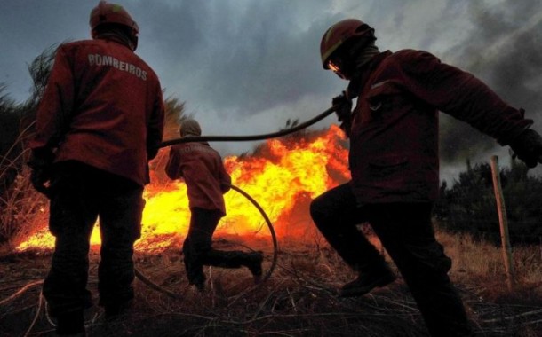 Ministra da Administração Interna quer que incendiários paguem combate aos fogos