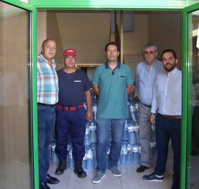 Santa Casa de Vila Verde e empresas doam água e alimentos aos Bombeiros de Vila Verde; Populares também ajudam