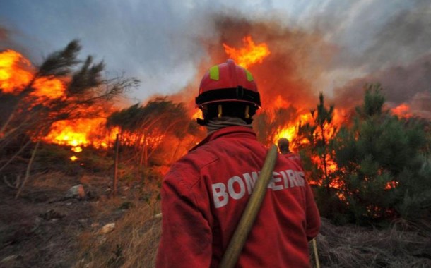 Chamas não dão tréguas. Mais de 400 bombeiros e três meios aéreos combatem 20 fogos florestais no distrito de Braga