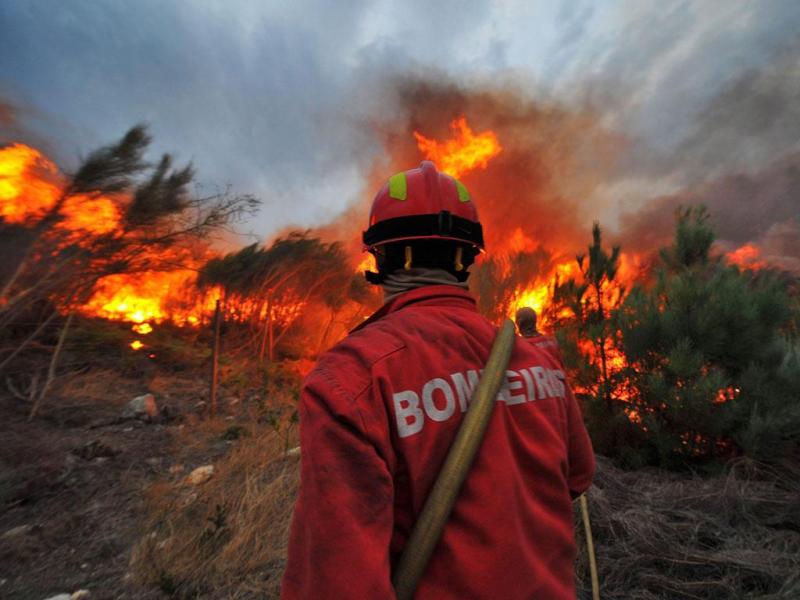 Chamas não dão tréguas. Mais de 400 bombeiros e três meios aéreos combatem 20 fogos florestais no distrito de Braga
