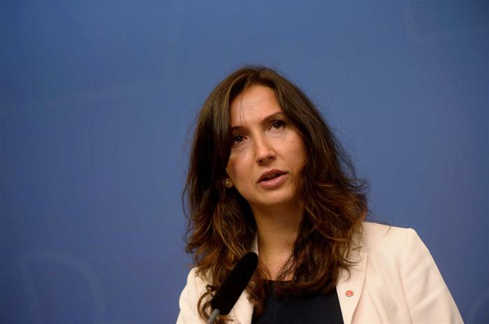 Ministra da Educação sueca demite-se depois de apanhada a conduzir com álcool
