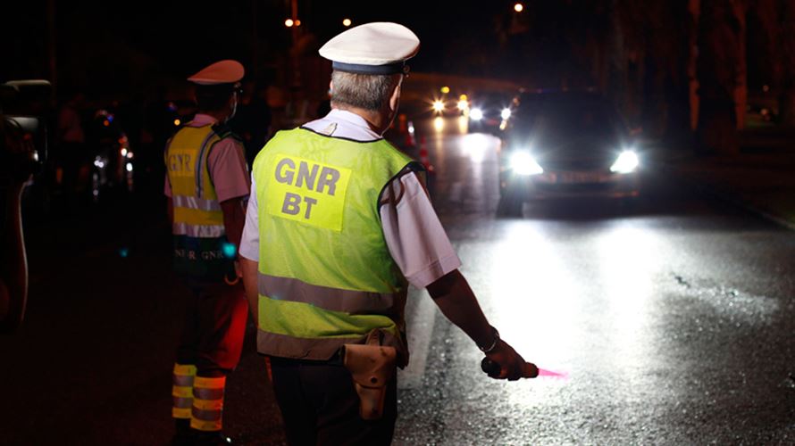 GNR deteve 411 pessoas na última semana, 179 por condução sob o efeito do álcool e 35 por tráfico de droga
