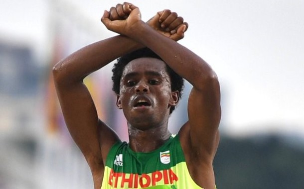 RIO 2016: Governo da Etiópia garante que Feyisa Lilesa é bem-vindo ao país; maratonista denunciou perseguição a opositores