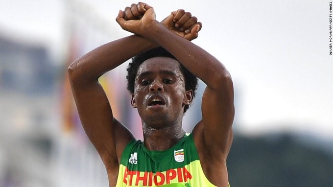 RIO 2016: Governo da Etiópia garante que Feyisa Lilesa é bem-vindo ao país; maratonista denunciou perseguição a opositores