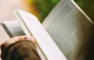 Quem lê livros regularmente vive mais anos, diz estudo científico
