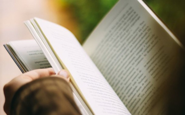 Quem lê livros regularmente vive mais anos, diz estudo científico