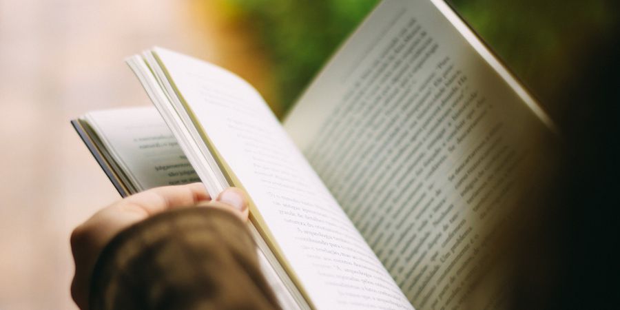 Quem lê livros regularmente vive mais anos, diz estudo científico