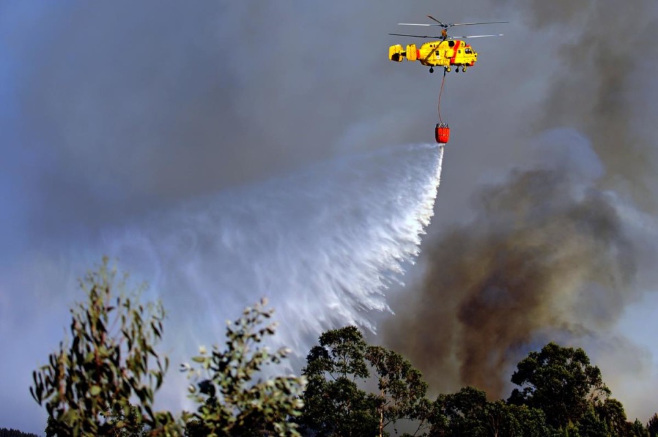 Três meios aéreos combatem fogos florestais na Póvoa de Lanhoso e Cabeceiras de Basto