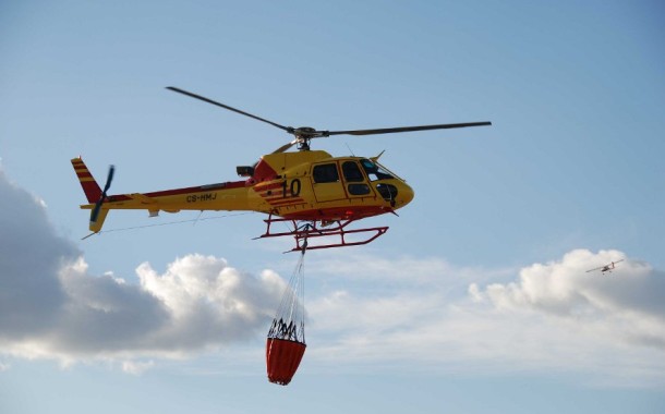 Fogos florestais: Helicóptero combate frente activa em Ribeira do Neiva (ACTUALIZAÇÃO)
