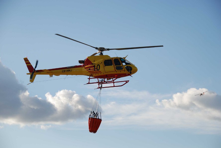 Fogos florestais: Helicóptero combate frente activa em Ribeira do Neiva (ACTUALIZAÇÃO)